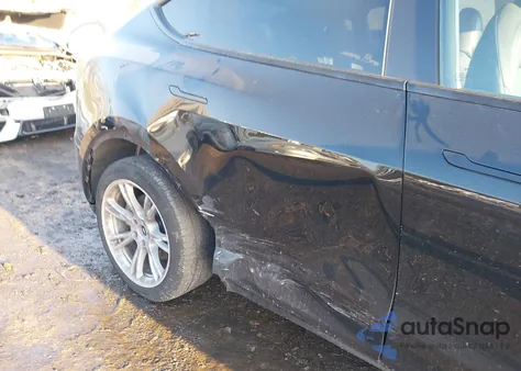 2024 Tesla Model Y Long Range Dual Motor All-Wheel Drive z USA, uszkodzony, nr VIN 7SAYGDEE6RA239156